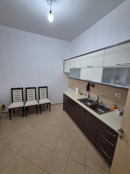 Tirane, jepet me qera apartament 1+1+Ballkon Kati 1, 70 m² 450 € 
