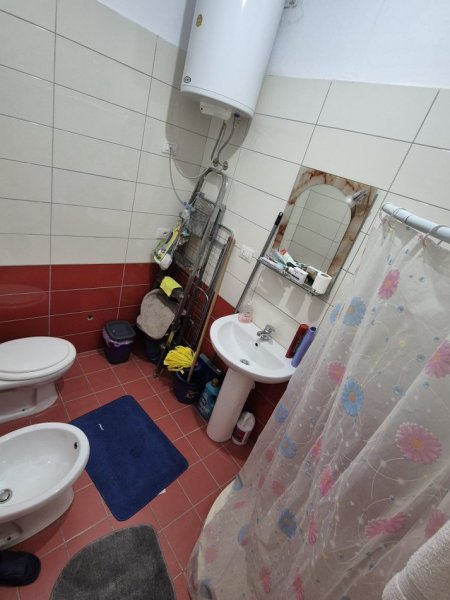 Tirane, jepet me qera apartament 1+1+Ballkon Kati 1, 70 m² 450 € 