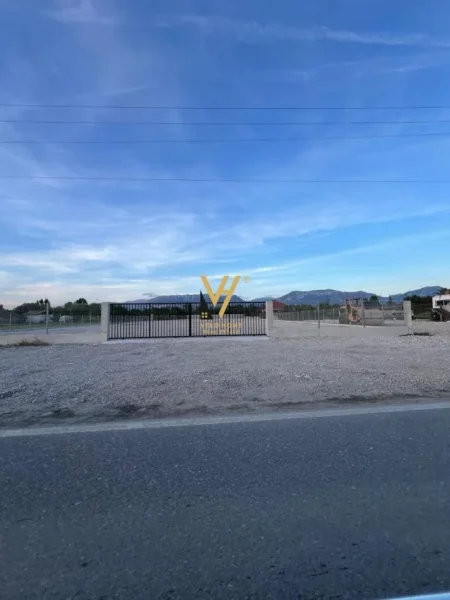 Tirane, jepet me qera magazine Kati 0, 3.000 m² 2.500 € (RINAS)