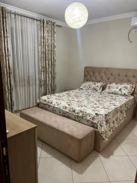 Tirane, jepet me qera Vile 1+1+Ballkon Kati 1, 70 m² 500 € (kodra e priftit)