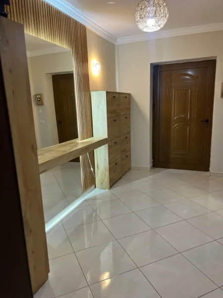 Tirane, jepet me qera Vile 1+1+Ballkon Kati 1, 70 m² 500 € (kodra e priftit)