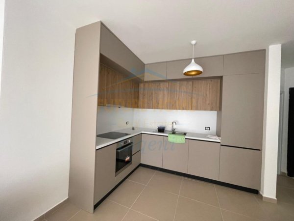 Tirane, jepet me qera apartament 1+1 Kati 2, 63 m² 600 € (Liqeni i Thate)