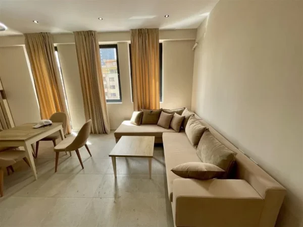 Tirane, jepet me qera apartament 1+1 Kati 7, 62 m² 700 € (RRUGA BARRIKADAVE)