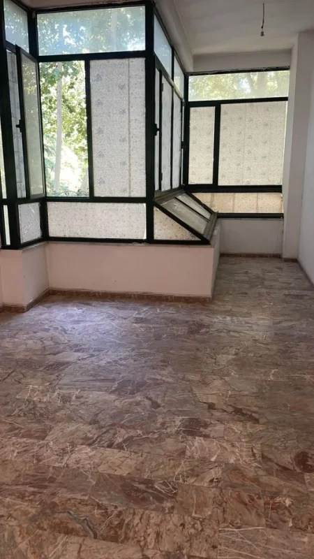 Tirane, jepet me qera zyre Kati 1, 50 m² 1.000 € (EKSPOZITA)