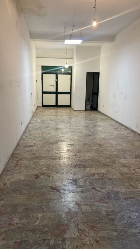 Tirane, jepet me qera zyre Kati 1, 50 m² 1.000 € (EKSPOZITA)