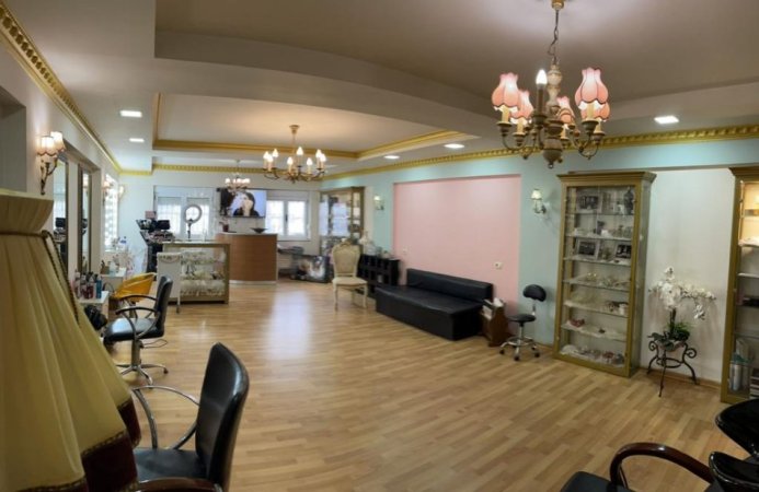 Tirane, jepet me qera ambjent biznesi Kati 1, 130 m² 1.500 € (Piazza)