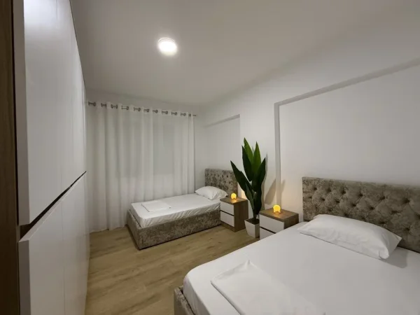 Tirane, jepet me qera apartament 2+1+Aneks+Ballkon Kati 2, 150 m² 800 € (Kopshti Botanik)