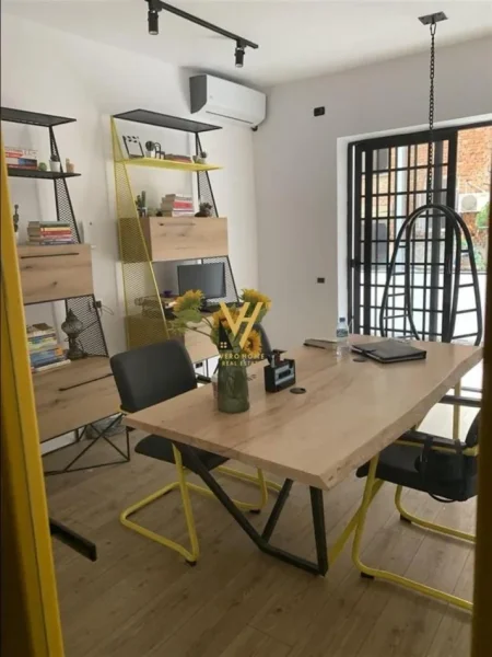 Tirane, jepet me qera zyre Kati 2, 110 m² 1.100 € (RRUGA E DURRESIT)