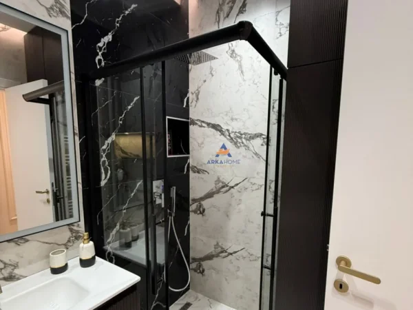 Tirane, jepet me qera apartament 2+1+Ballkon Kati 7, 117 m² 1.000 € (OASIS RESIDENCE, UNAZA E RE)