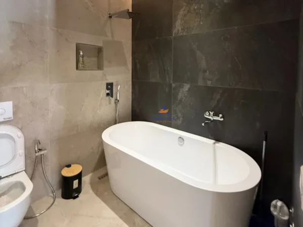 Tirane, jepet me qera apartament 2+1+Ballkon Kati 7, 117 m² 1.000 € (OASIS RESIDENCE, UNAZA E RE)