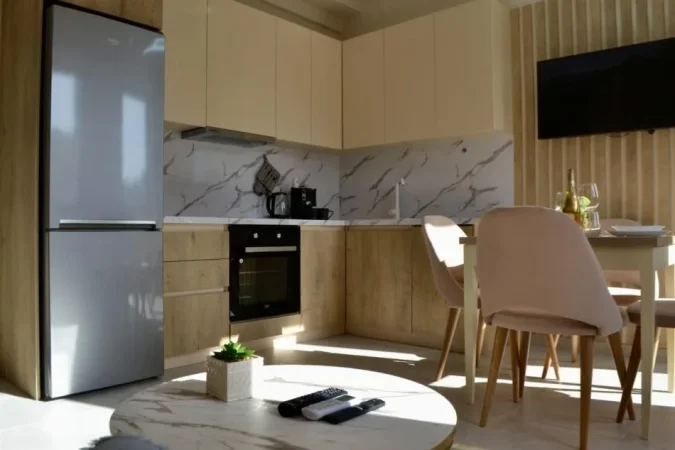 Tirane, jepet me qera apartament 1+1+Ballkon Kati 7, 70 m² 700 € (RRUGA E BARRIKADAVE)