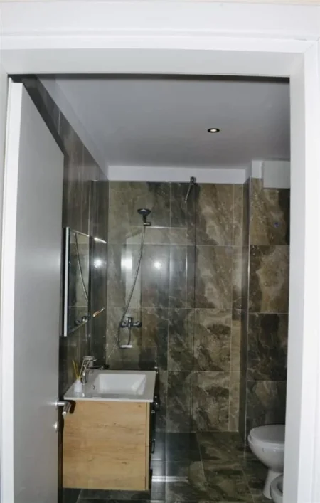 Tirane, jepet me qera apartament 1+1+Ballkon Kati 7, 70 m² 700 € (RRUGA E BARRIKADAVE)