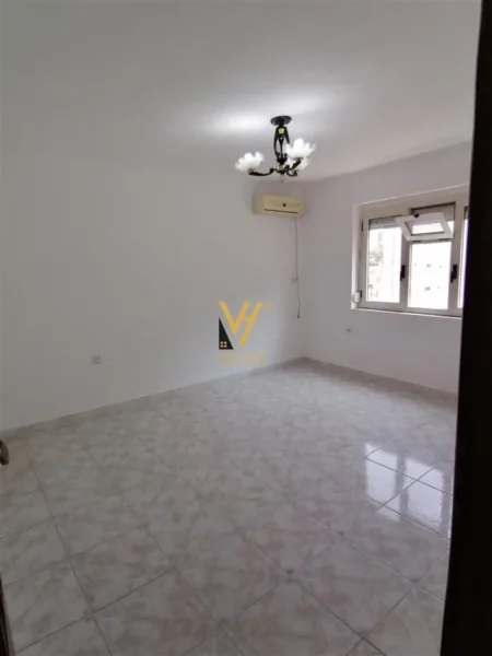 Tirane, jepet me qera apartament 2+1+Ballkon Kati 6, 126 m² 500 € (RRUGA E KAVAJES)