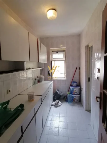Tirane, jepet me qera apartament 2+1+Ballkon Kati 6, 126 m² 500 € (RRUGA E KAVAJES)