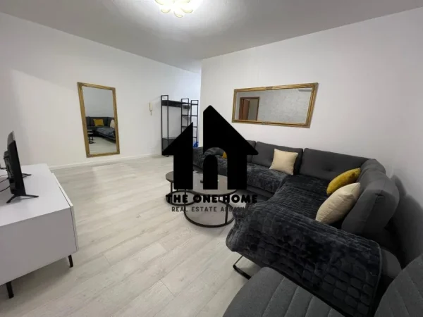 Tirane, jepet me qera apartament 1+1+Ballkon Kati 3, 70 m² 650 € (Komune Parisit)