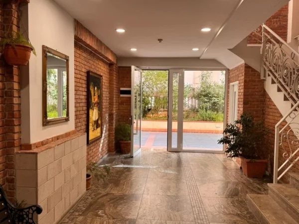 Tirane, jepet me qera zyre Kati 4, 57 m² 800 € (RTSH)