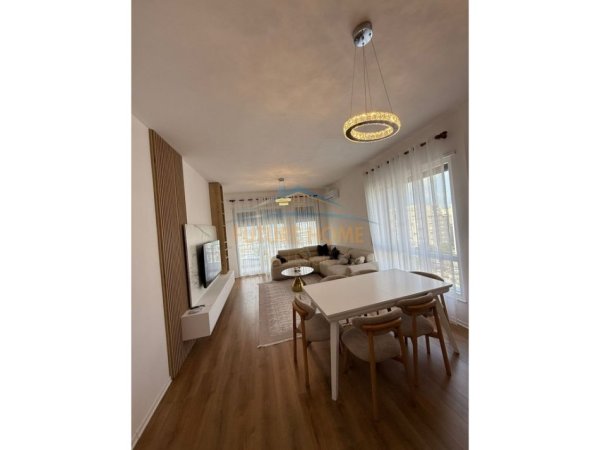 Tirane, jap me qera apartament 2+1+Ballkon Kati 7, 102 m² 800 € (Kinostudio)