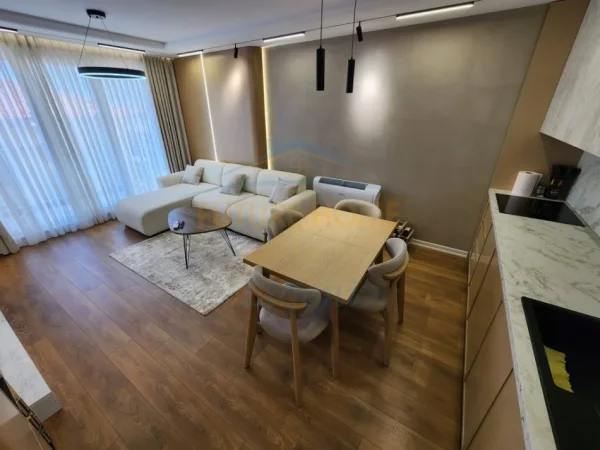 Tirane, jepet me qera apartament 2+1+Ballkon Kati 3, 100 m² 700 € (Selite)