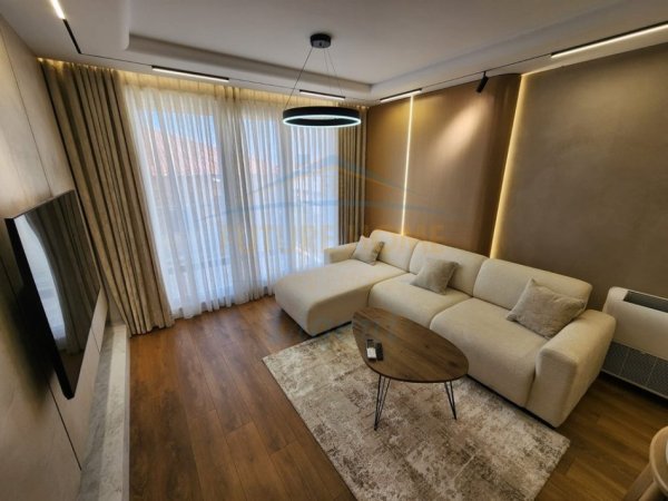 Tirane, jepet me qera apartament 2+1+Ballkon Kati 3, 100 m² 700 € (Selite)