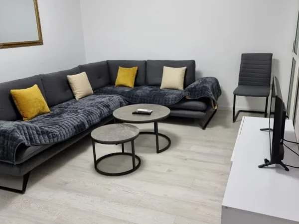 Tirane, jepet me qera apartament 1+1+Ballkon Kati 3, 63 m² 650 € (Rruga Medar Shtylla)