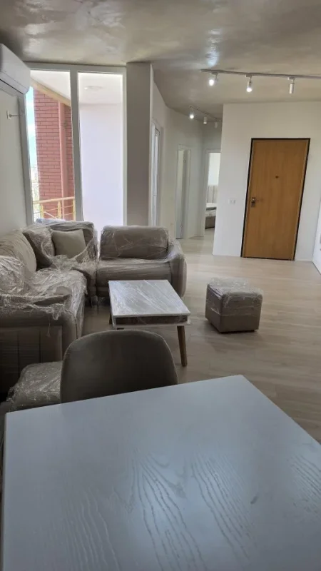 Tirane, jepet me qera apartament 1+1 Kati 8, 600 € (Astir)