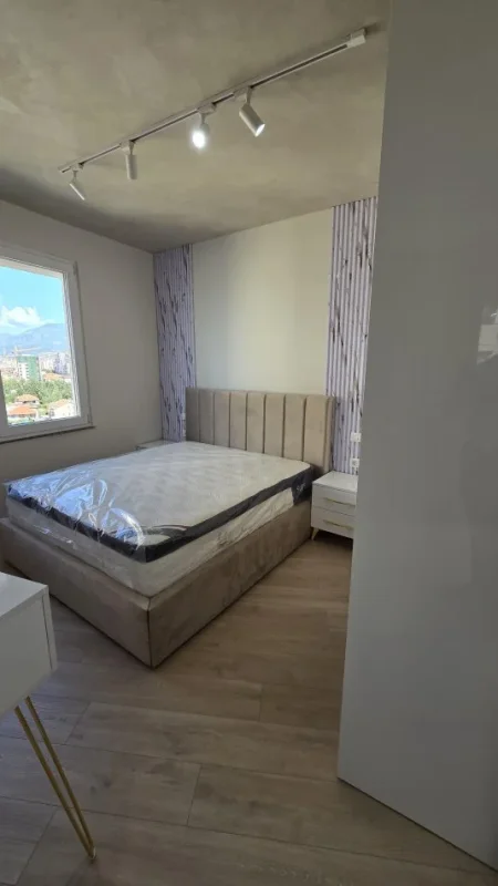 Tirane, jepet me qera apartament 1+1 Kati 8, 600 € (Astir)