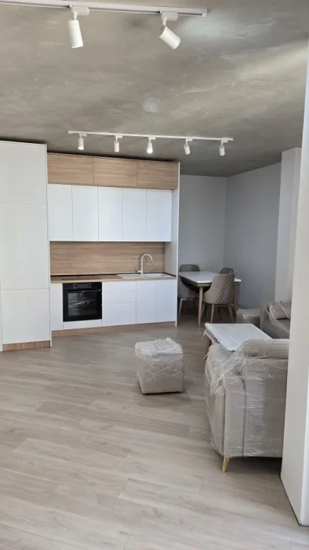 Tirane, jepet me qera apartament 1+1 Kati 8, 600 € (Astir)