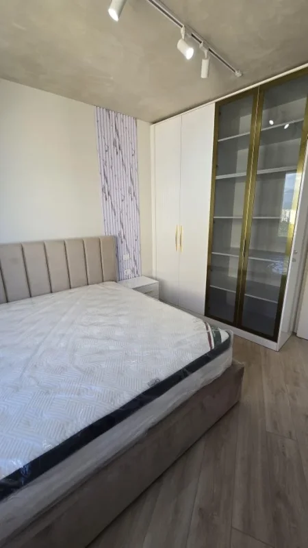 Tirane, jepet me qera apartament 1+1 Kati 8, 600 € (Astir)