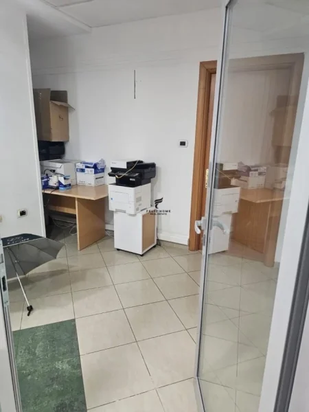 Tirane, jepet me qera zyre Kati 6, 110 m² 2.200 € (KULLAT BINJAKE)