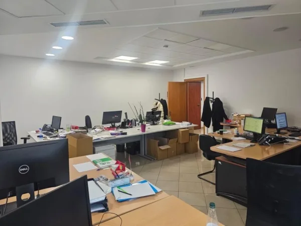 Tirane, jepet me qera zyre Kati 6, 110 m² 2.200 € (KULLAT BINJAKE)