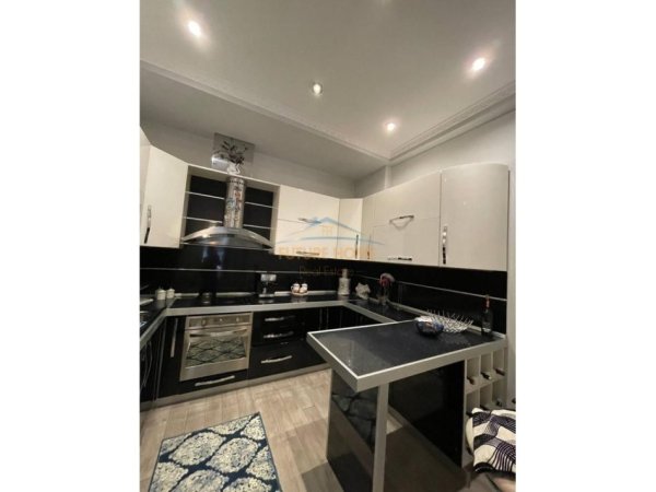 Tirane, jepet me qera apartament 3+1+Ballkon Kati 5, 139 m² 1.300 € (Bulevardi Gjergj Fishta)