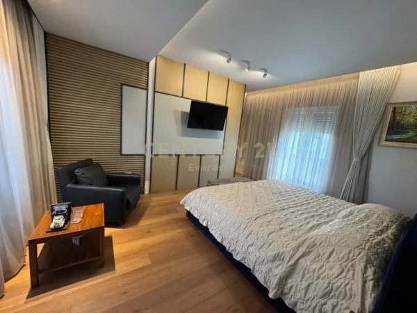 Tirane, shitet Vile 3 Katshe Kati 4, 383 m² 1.480.000 € (Farke , White House)