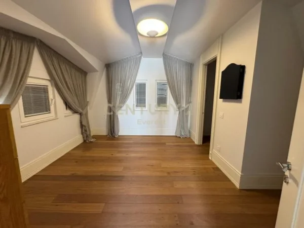 Tirane, shitet Vile 3 Katshe Kati 4, 383 m² 1.480.000 € (Farke , White House)