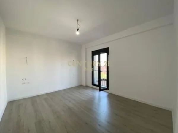 Tirane, jepet me qera ambjent biznesi Kati 7, 68 m² 900 € (Rruga e Elbasanit)
