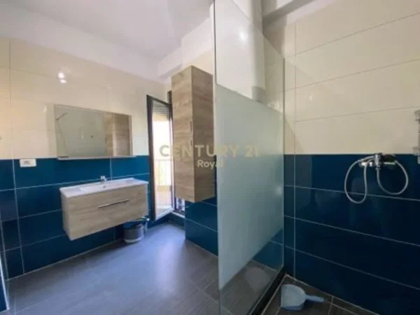 Tirane, jepet me qera ambjent biznesi Kati 7, 68 m² 900 € (Rruga e Elbasanit)