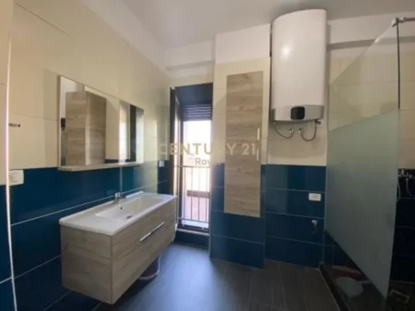 Tirane, jepet me qera ambjent biznesi Kati 7, 68 m² 900 € (Rruga e Elbasanit)