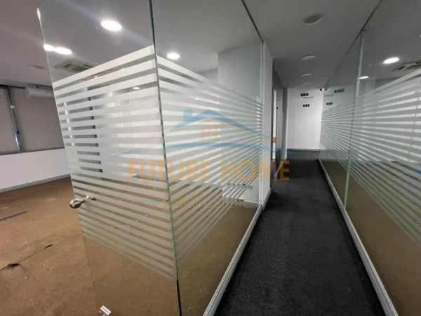 Tirane, jepet me qera zyre Kati 1, 265 m² 2.500 € (ZOGU I ZI)