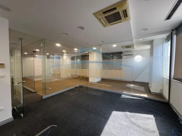Tirane, jepet me qera zyre Kati 1, 265 m² 2.500 € (ZOGU I ZI)