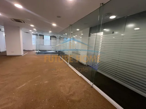 Tirane, jepet me qera zyre Kati 1, 265 m² 2.500 € (ZOGU I ZI)
