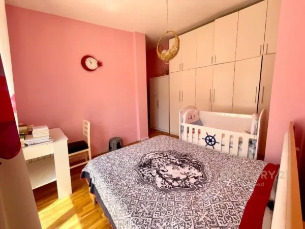 Tirane, shes apartament 2+1+Ballkon Kati 5, 84 m² 140.000 € (Thesari Fresk)
