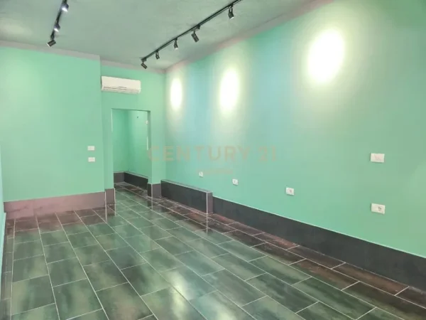 Tirane, jepet me qera ambjent biznesi Kati 0, 64 m² 600 € (Ambasada Amerikane)