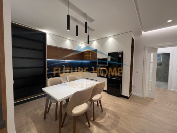 Tirane, jepet me qera apartament 2+1 Kati 3, 124 m² 1.100 € (ZOGU I ZI)