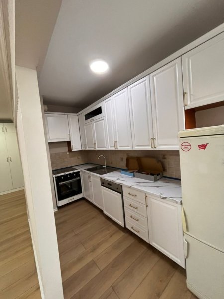 Tirane, jepet me qera apartament 2+1+Ballkon , 100 m² 1.000 € (rruga qender)