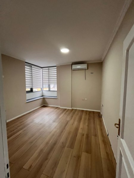 Tirane, jepet me qera apartament 2+1+Ballkon , 100 m² 1.000 € (rruga qender)