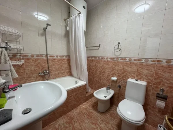 Tirane, jepet me qera apartament 1+1 Kati 3, 75 m² 650 € (BKT ,Komuna e Parisit)