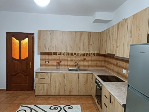 Tirane, jepet me qera apartament 4+1 Kati 3, 136 m² 550 € 