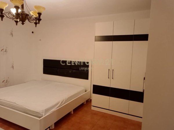 Tirane, jepet me qera apartament 4+1 Kati 3, 136 m² 550 € 