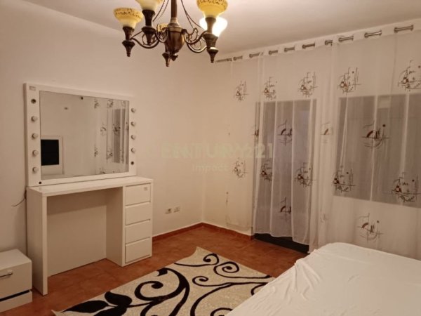 Tirane, jepet me qera apartament 4+1 Kati 3, 136 m² 550 € 