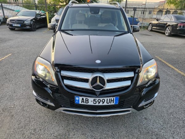 Tirane, shitet makine Mercedez Benc Nafte, e zeze automatik Klima 240.000 km 11.000 €