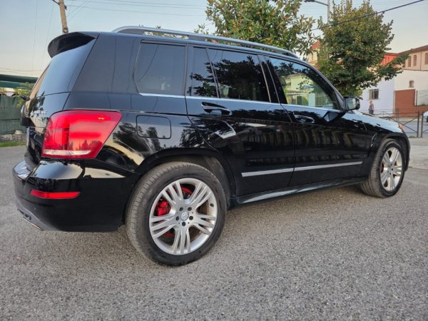Tirane, shitet makine Mercedez Benc Nafte, e zeze automatik Klima 240.000 km 11.000 €